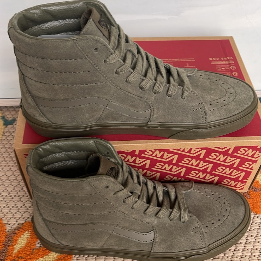 Vans Men’s Sk8-Hi
Mono Suede Olive
VN000CP9OLV
SNEAKERS - Picture 4 of 16